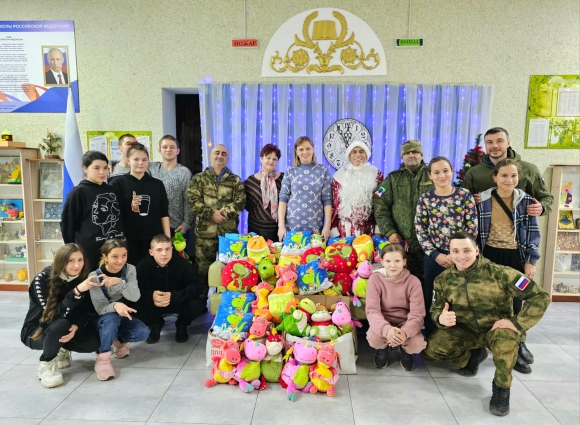 Российская компания отправила детям Донбасса 500 сладких подарков