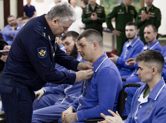 Раненые российские солдаты получили награды и жилищные документы