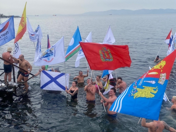 Участников СВО в России поддержали любители зимнего плавания