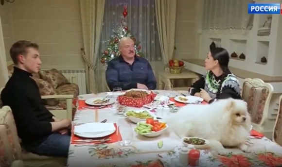 Как живет шпиц Умка, которого Александр Лукашенко берет в командировки и разрешает ему лежать на обеденном столе