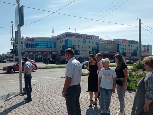 Партийный десант проверил ход благоустройства улицы Карпенко в Чебаркуле