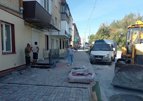 Партийный десант проверил ход благоустройства улицы Карпенко в Чебаркуле