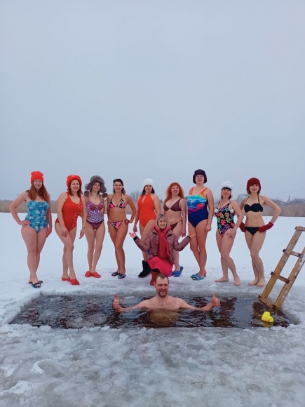 Зимнее плавание в ЛНР: как холодная вода делает человека счастливым