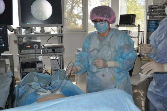 Уральские врачи первыми в России и вторыми в мире сделали внутриутробную операцию на кровеносном сосуде головного мозга