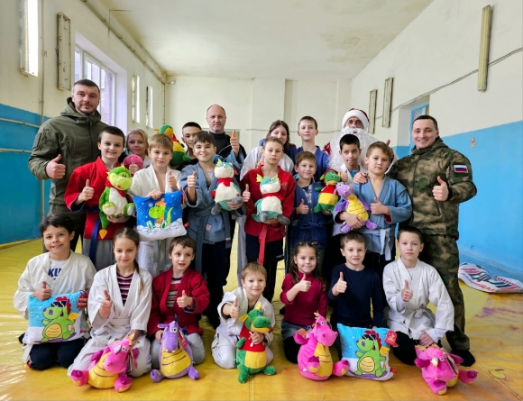 Российская компания отправила детям Донбасса 500 сладких подарков