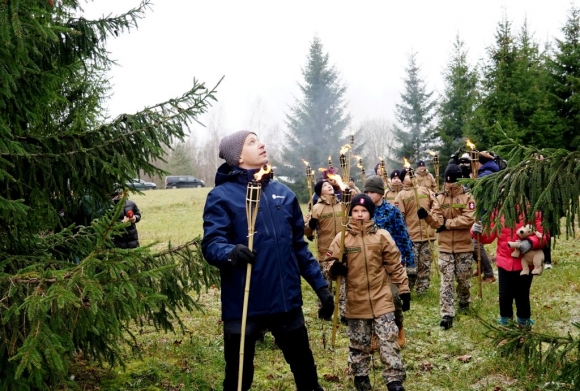 Латышские школьники устроили факельное шествие