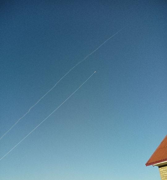Такие следы от ракет часто наблюдают в небе жители Белгорода