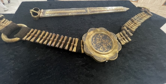 Исследован золотой пояс весом 432 грамм, обнаруженный в руинах Ани