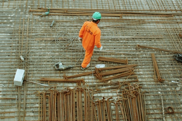 В строительстве задействованы сотни трудовых мигрантов.