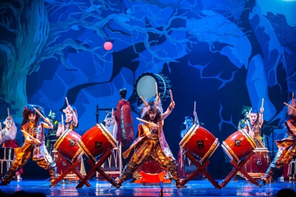 Шоу японских барабанов Taiko in-spiration закроет летний сезон спектаклем «Море синего леса» в театре им. Моссовета