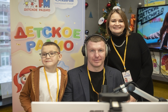 Детское радио и глава Минцифры исполнили мечту мальчика в рамках «Елки желаний»