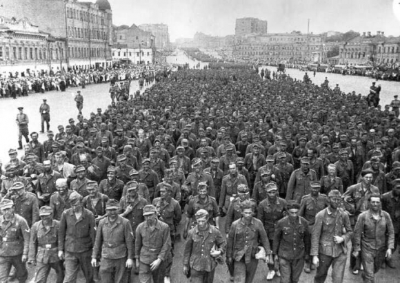 Главком ВСУ Сырский в парадном строю на Красной площади