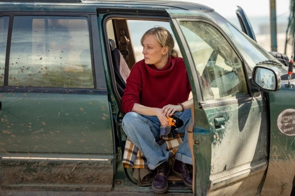 «Свои»: в онлайн-прокат вышла пронзительная драма о волонтёрах, под огнём спасавших мирных жителей Мариуполя