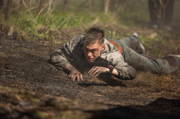 «Свои»: в онлайн-прокат вышла пронзительная драма о волонтёрах, под огнём спасавших мирных жителей Мариуполя