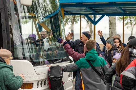 «Свои»: в онлайн-прокат вышла пронзительная драма о волонтёрах, под огнём спасавших мирных жителей Мариуполя