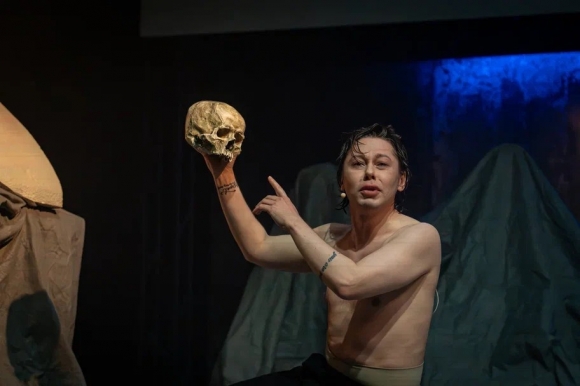 «Гамлет» в зеркале цифрового мира: Андрей Черкасов о смелом переосмыслении Шекспира театром «Кашемир»