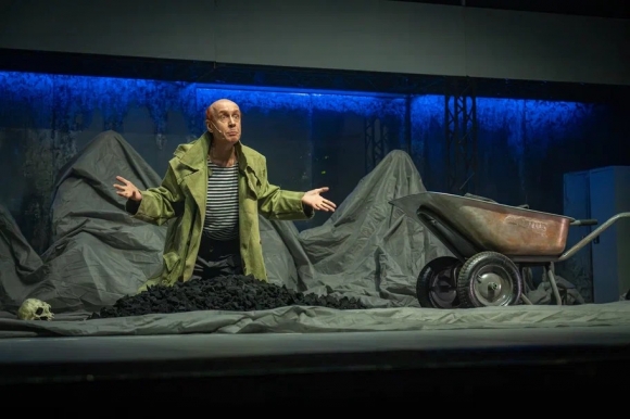 «Гамлет» в зеркале цифрового мира: Андрей Черкасов о смелом переосмыслении Шекспира театром «Кашемир»