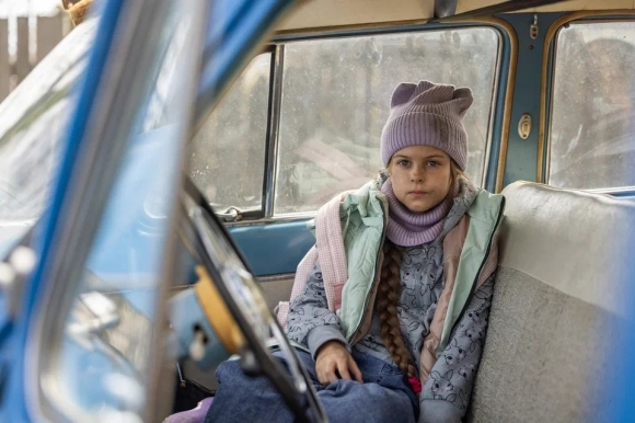 «Свои»: в онлайн-прокат вышла пронзительная драма о волонтёрах, под огнём спасавших мирных жителей Мариуполя