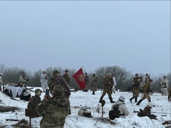 Спортсменка Елена Вяльбе приняла участие в реконструкции боя в Ленобласти Спортсменка Елена Вяльбе приняла участие в реконструкции боя в Ленобласти