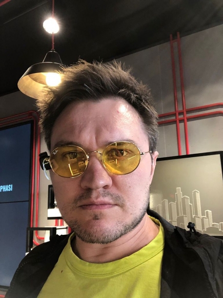 «Гамлет» в зеркале цифрового мира: Андрей Черкасов о смелом переосмыслении Шекспира театром «Кашемир»