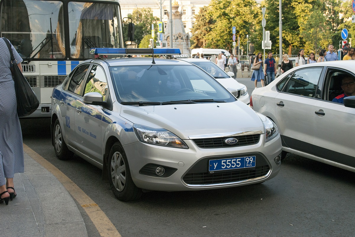 Хулиган толкнул женщину под машину в Подмосковье - Аргументы Недели