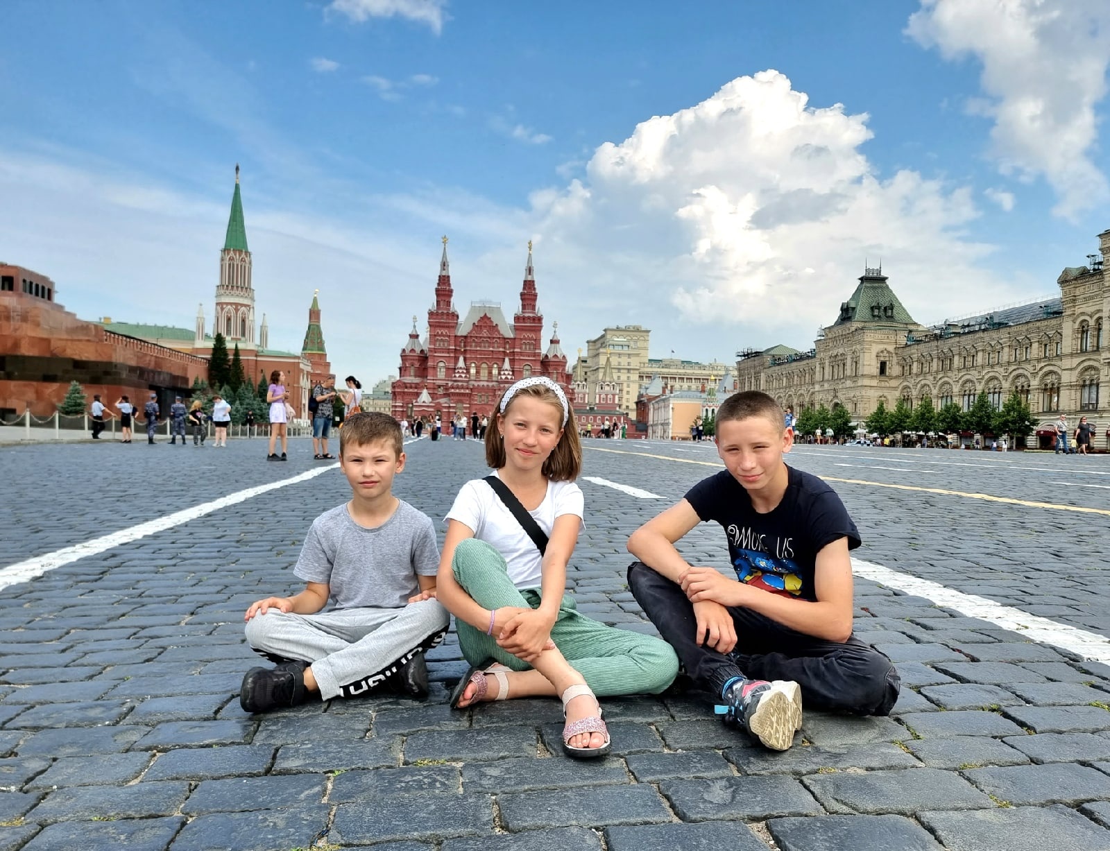 Активист Сергей Ситников и благотворительный фонд организовали поездку для детей в Москву
