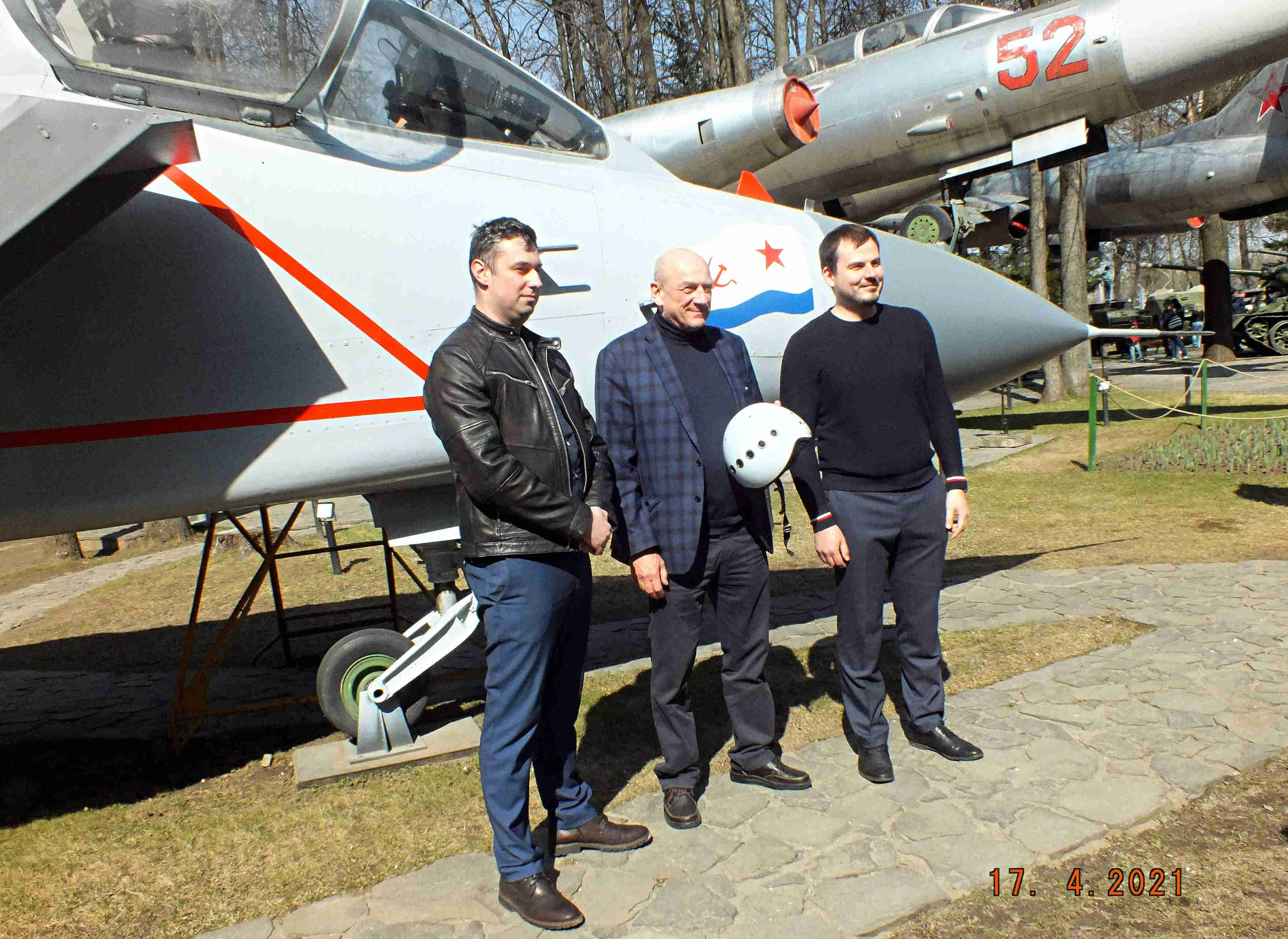 Фото: Андрей Синицын на фоне Як-141 в музее техники