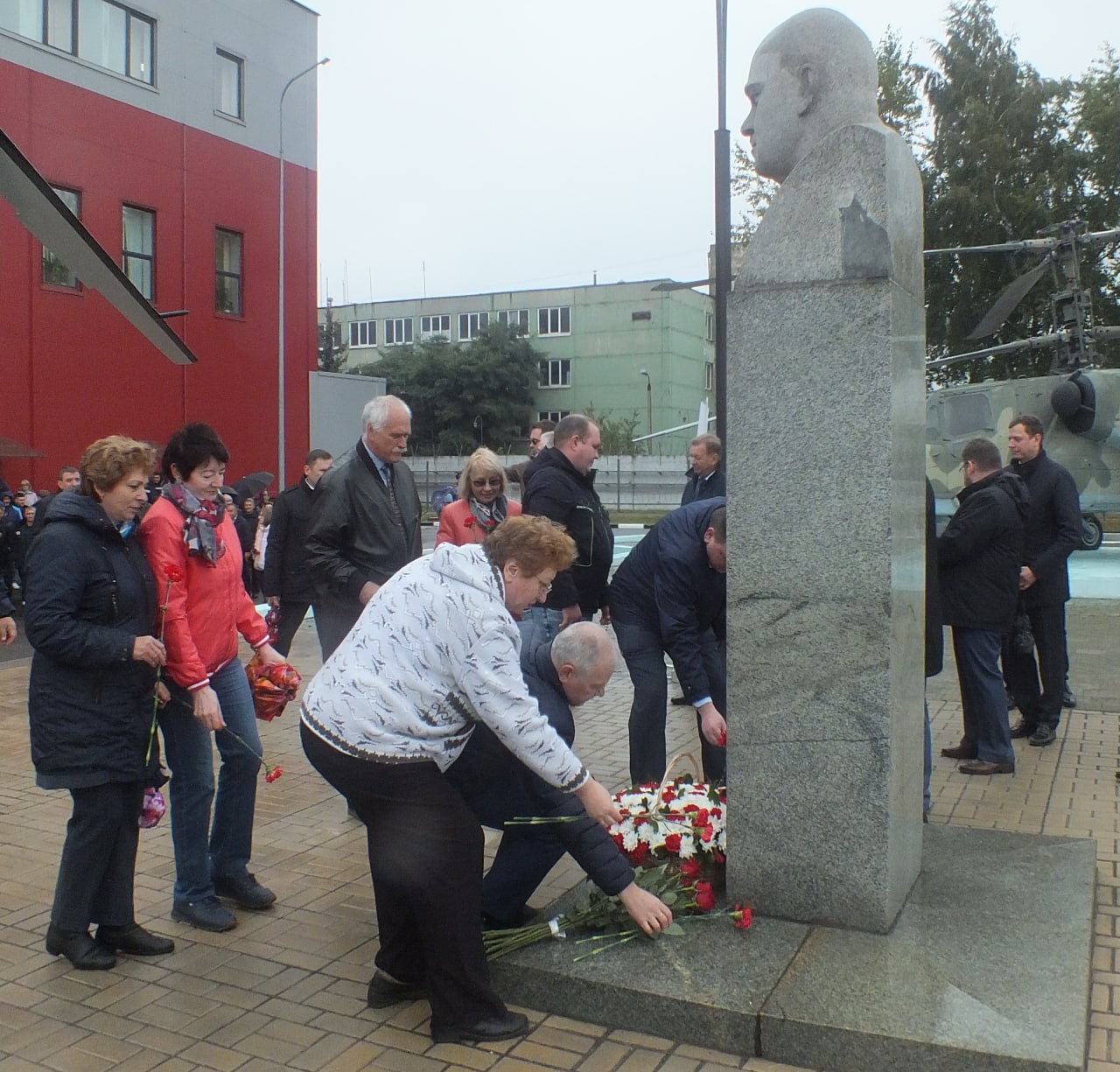 Возложение цветов к памятнику Николая Камова