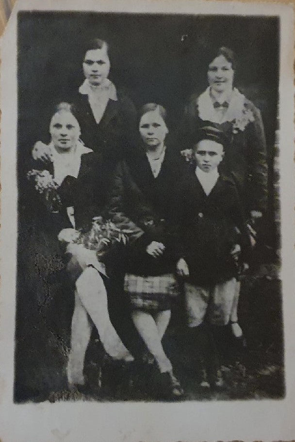 На фото: Мария Ивановна Проскурякова ( справа, с краю) с сестрами