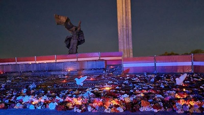 Цветы от рижан у памятника Освободителям Риги