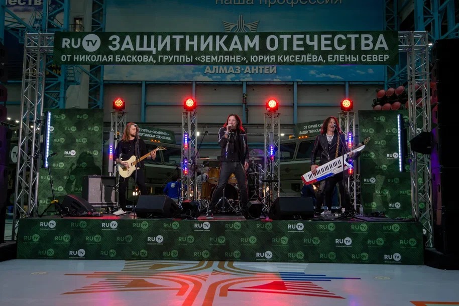 Звезды музыкального телеканала RU.TV принимают участие в закупках техники для нужд СВО и проводят концерты в цехах для заводчан