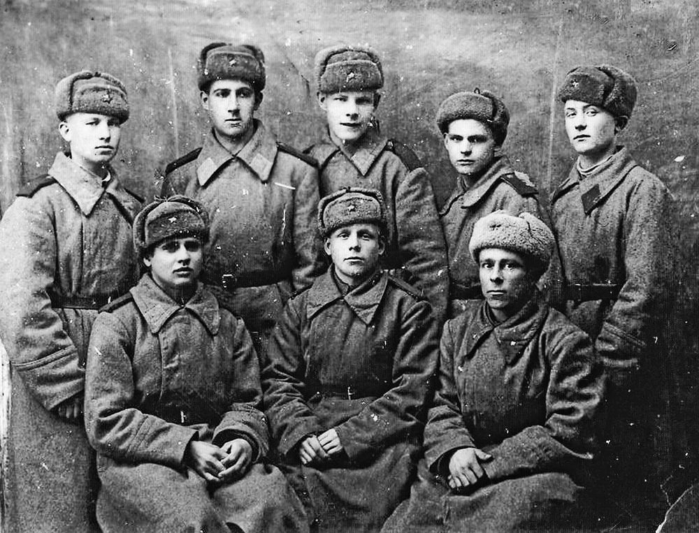 Фото из личного архива семьи Курдиных; Военное фото: Курдин А.С. сидит 1-й слева