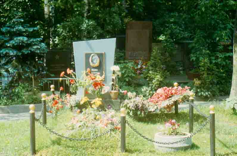 Фото: временный памятник на могиле Льва Яшина