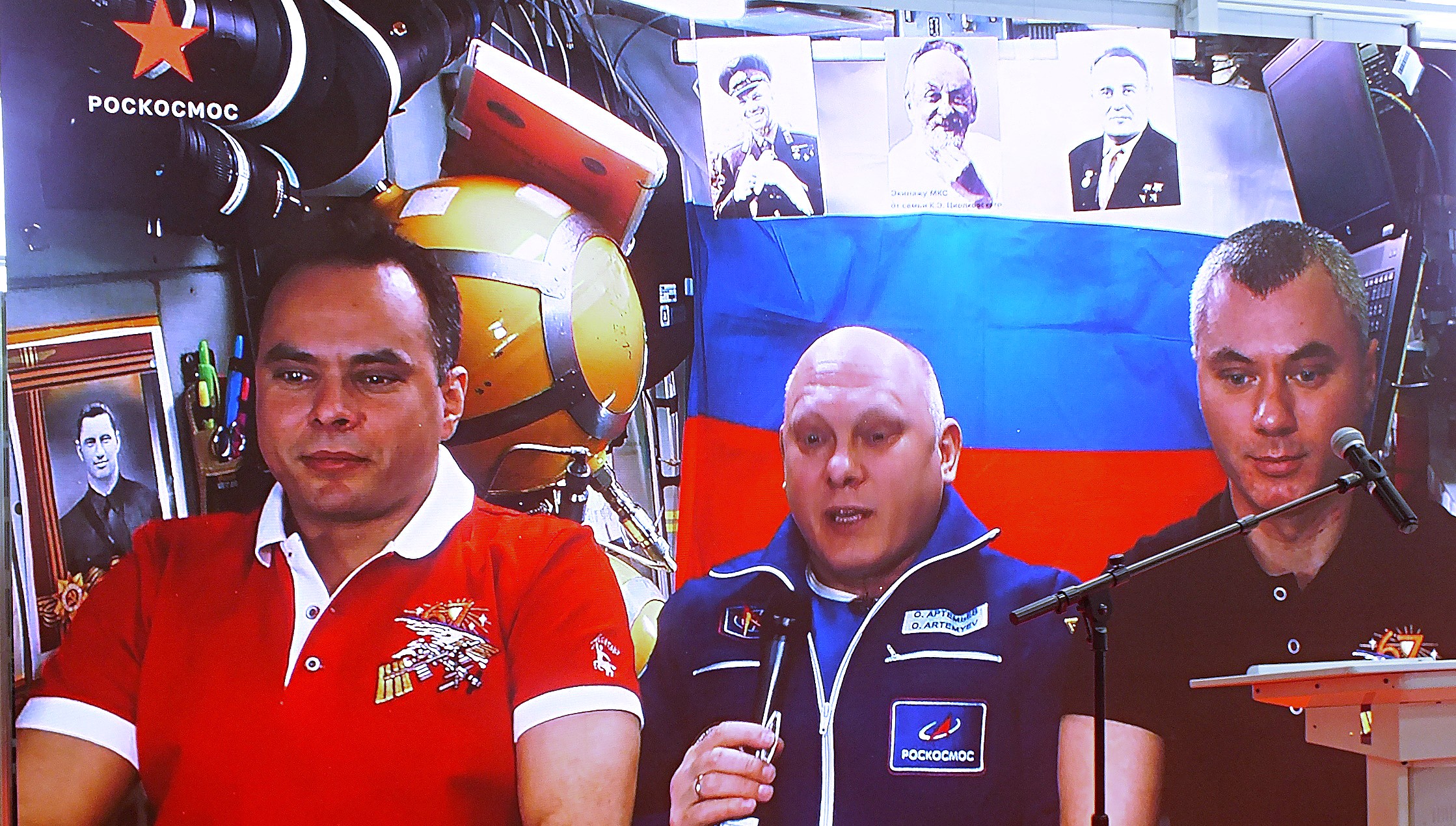 Фото: Валерий Агеев; На фото: Участников выставки поздравили космонавты