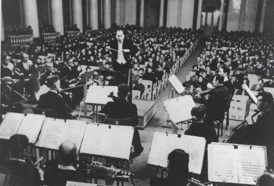 В дни блокады в Большом зале Ленинградской филармонии была исполнена Седьмая симфония Д. Шостаковича, Дирижировал оркестром К. Элиасберг