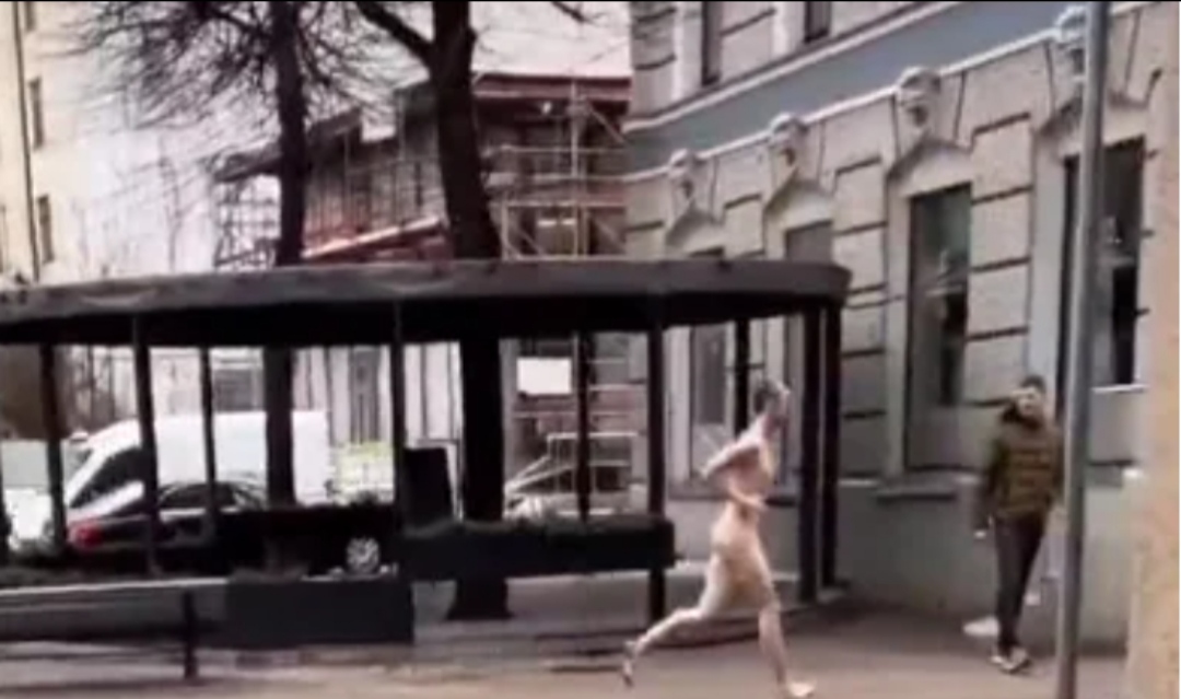 В Риге мужчина решил встретить весну голым