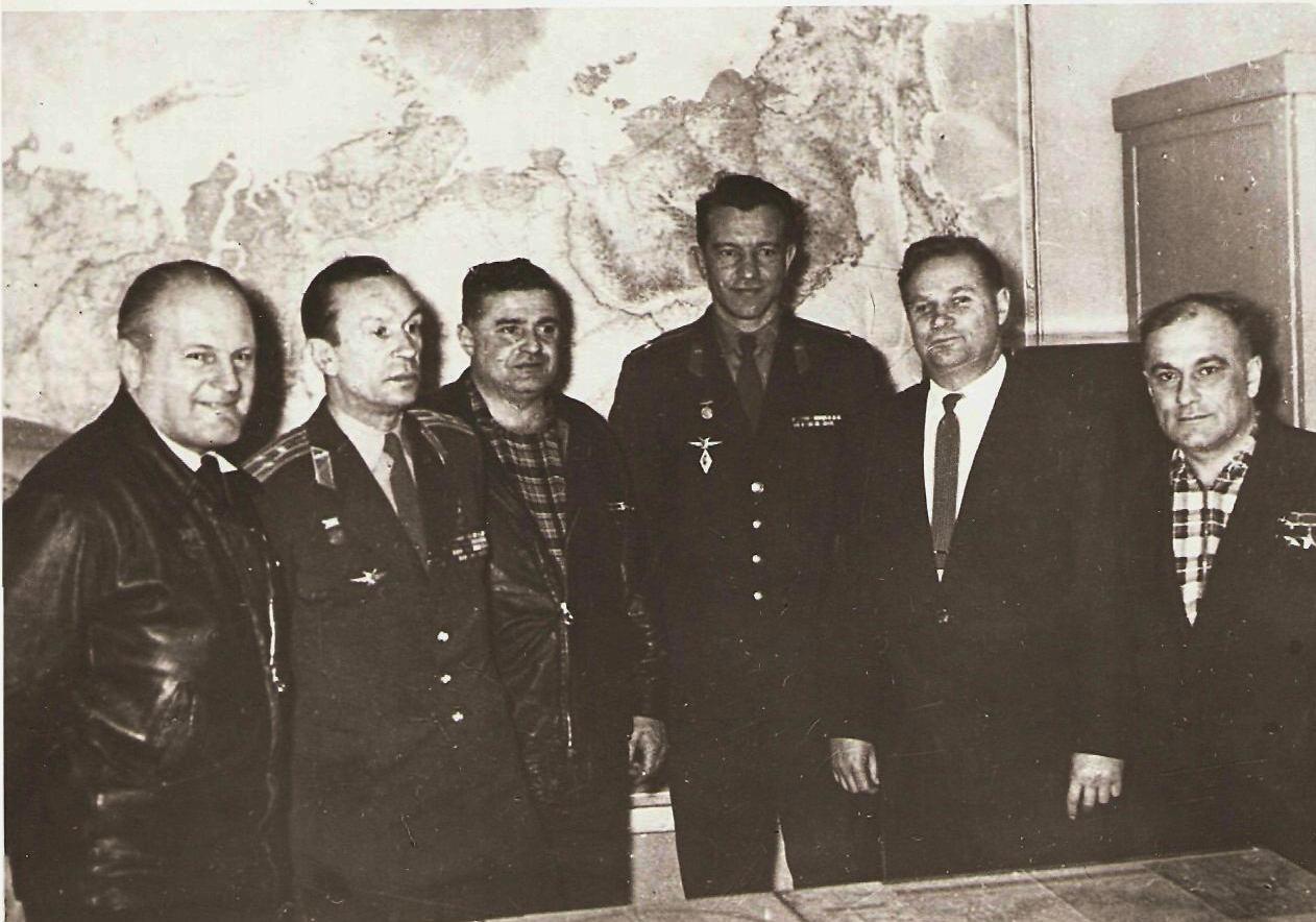 Г.М. Шиянов (слева) с коллегами