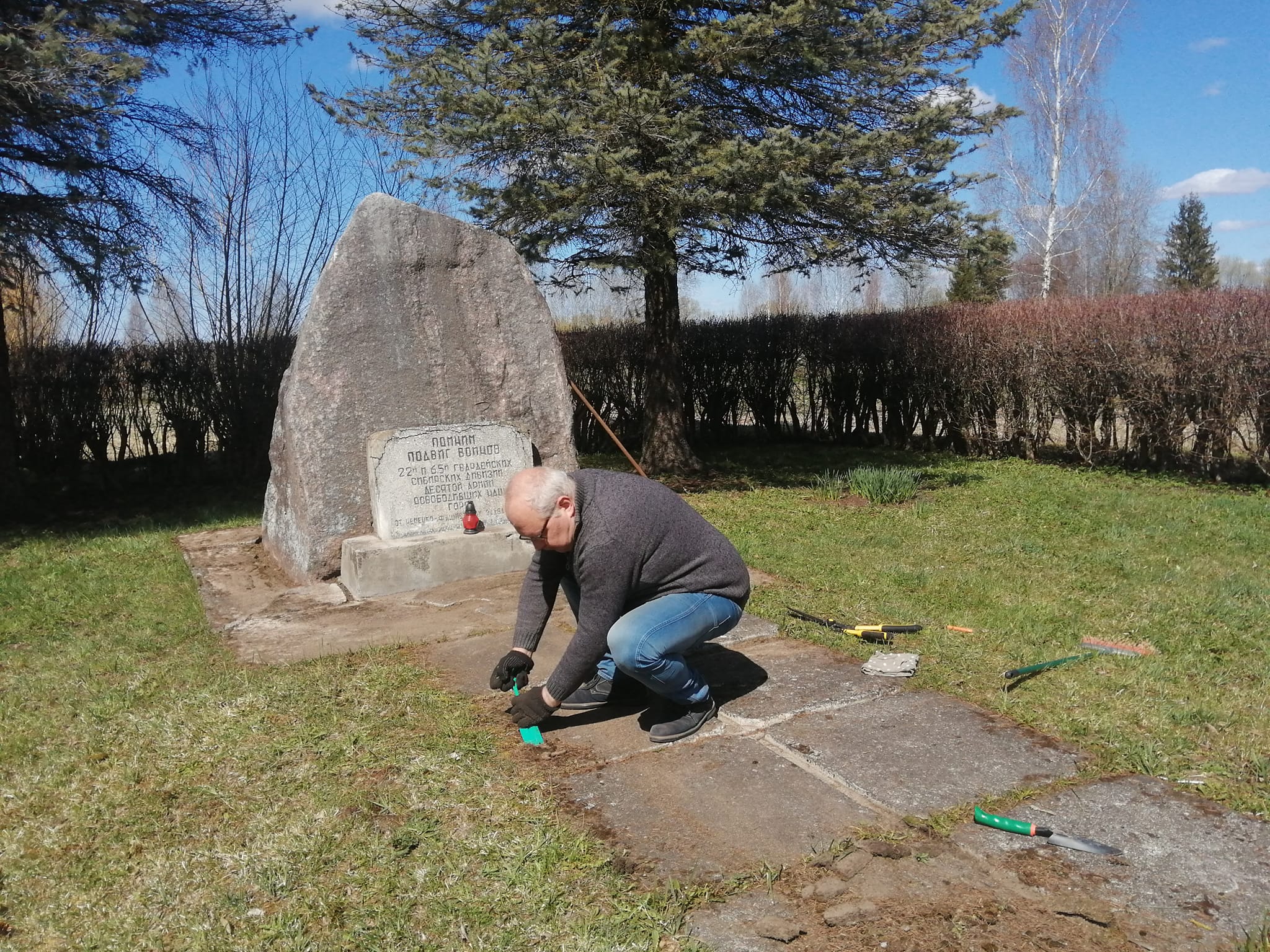 Националисты Латвии не смогли сдвинуть с места памятный камень солдату-сибиряку ВОВ