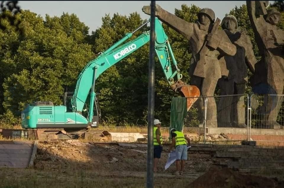 Казнь началась: в Риге демонтируют памятник Освободителям