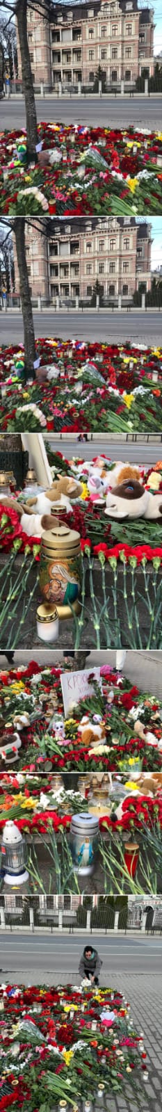 Жители Латвии продолжают нести к Посольству России в Риге цветы, свечи
