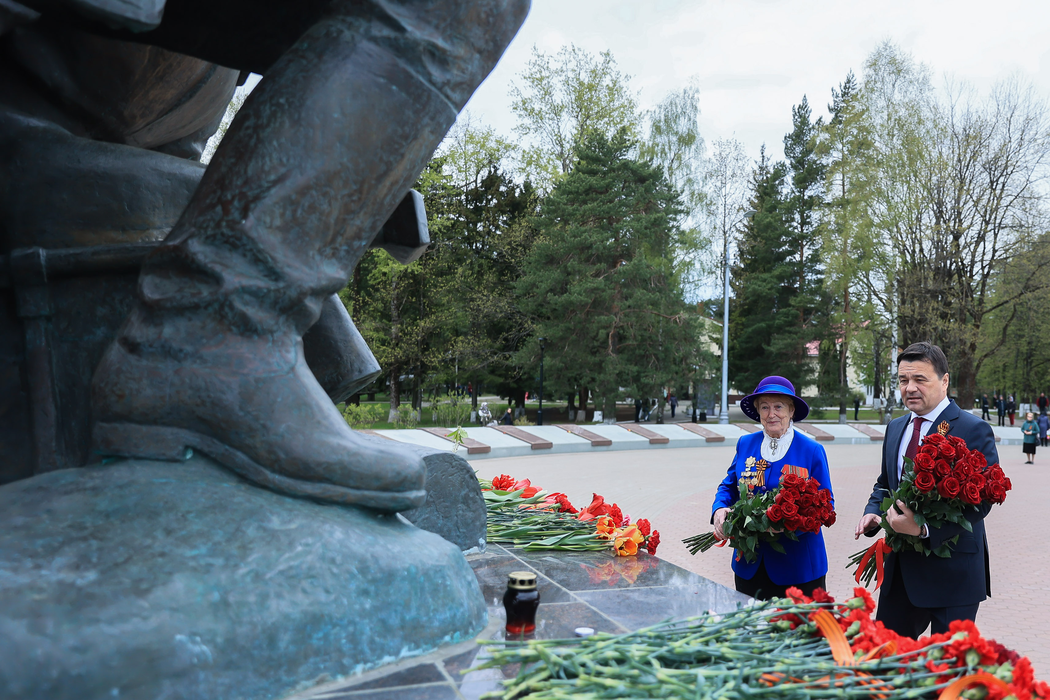 Андрей Воробьев с блокадницей Альвиной Борисовой возложил цветы к мемориалу «Воинам-сибирякам» под Истрой