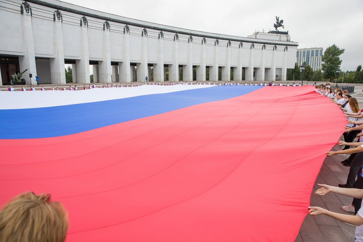 Огромный российский флаг развернут около Музея Победы  