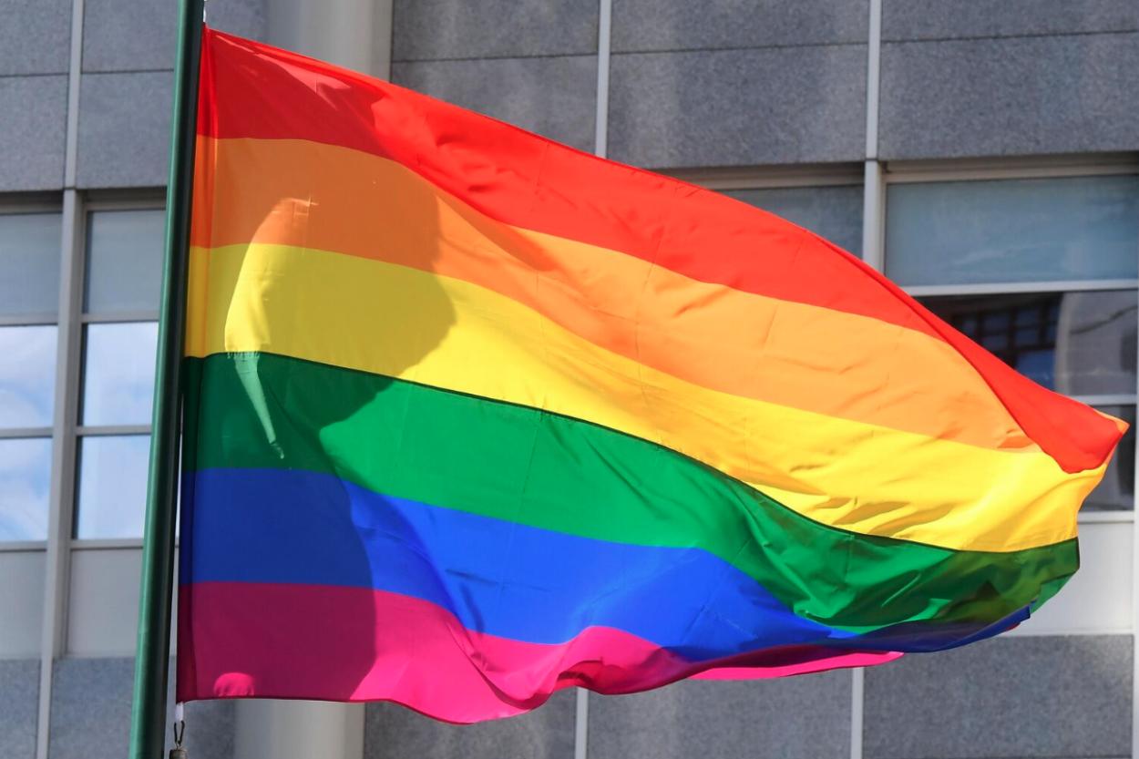 Нацблок Латвии в ярости – требует убрать флаг ЛГБТ