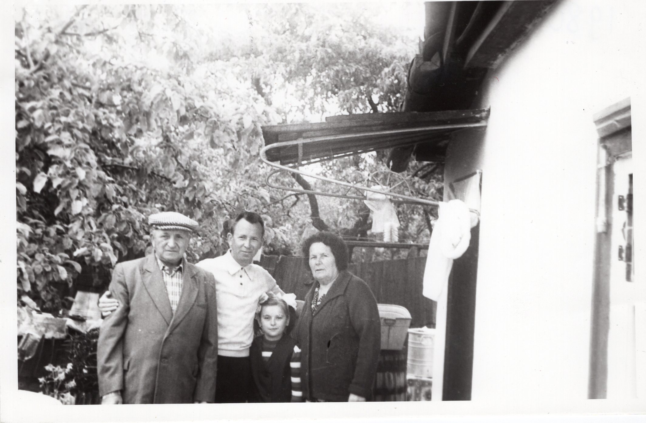Политбоец Кулинченко Т.А., его сын Кулинченко В.Т. и жена Анна Леонтьевна 1980 год