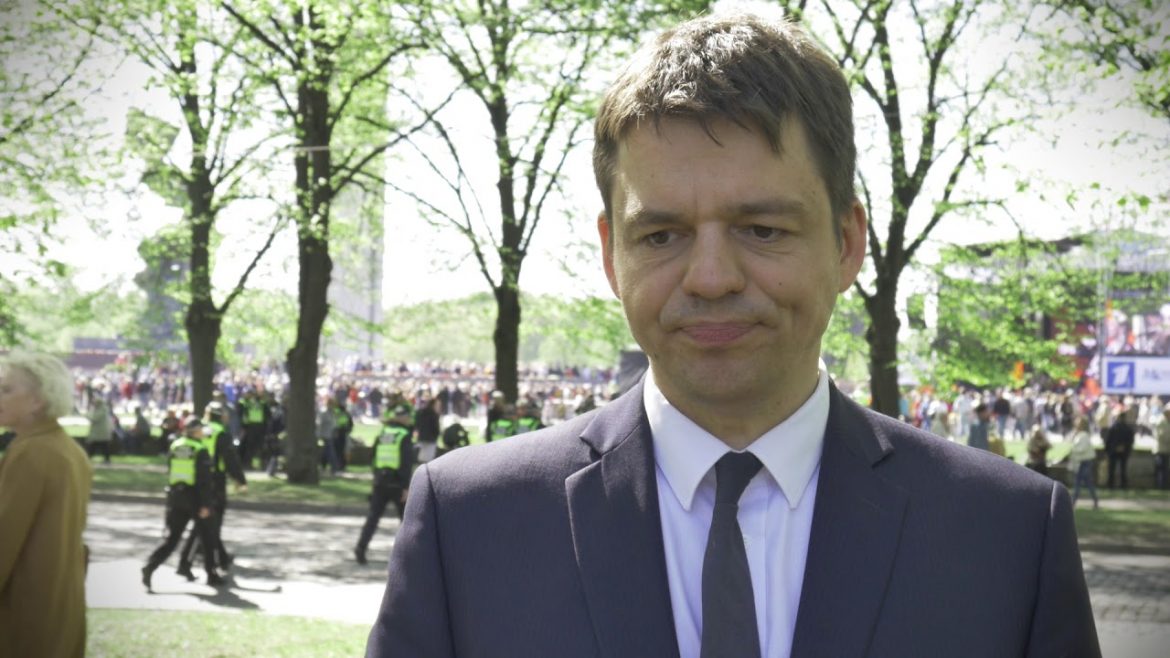Депутат Сейма Эдвинс Шноре на фоне памятника Освободителям Риги