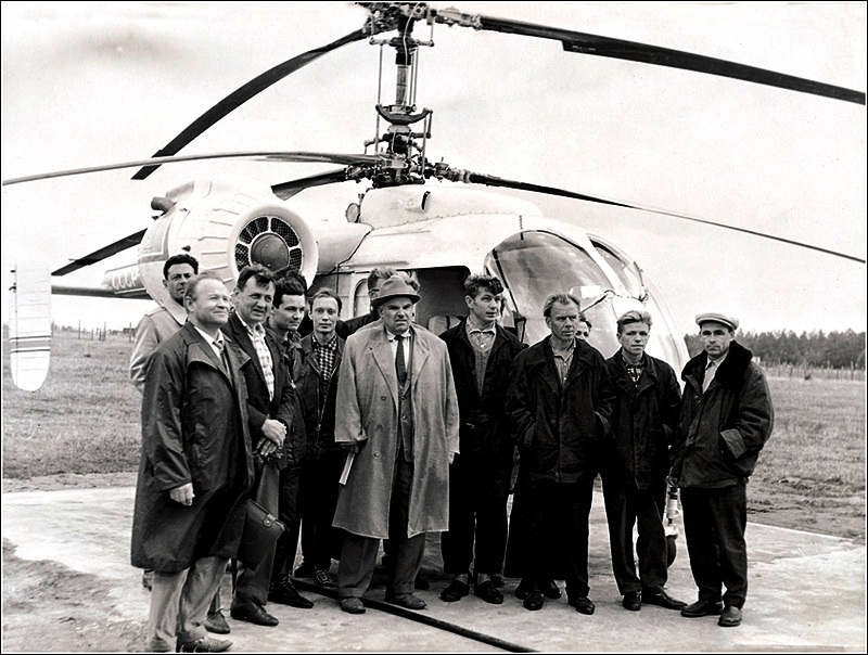 Н.И. Камов у вертолета Ка-26
