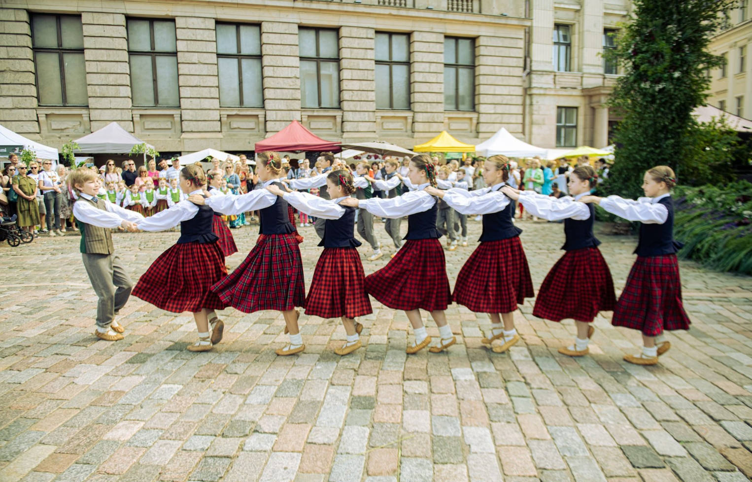 Латвия встретила самый национальный праздник – Лиго