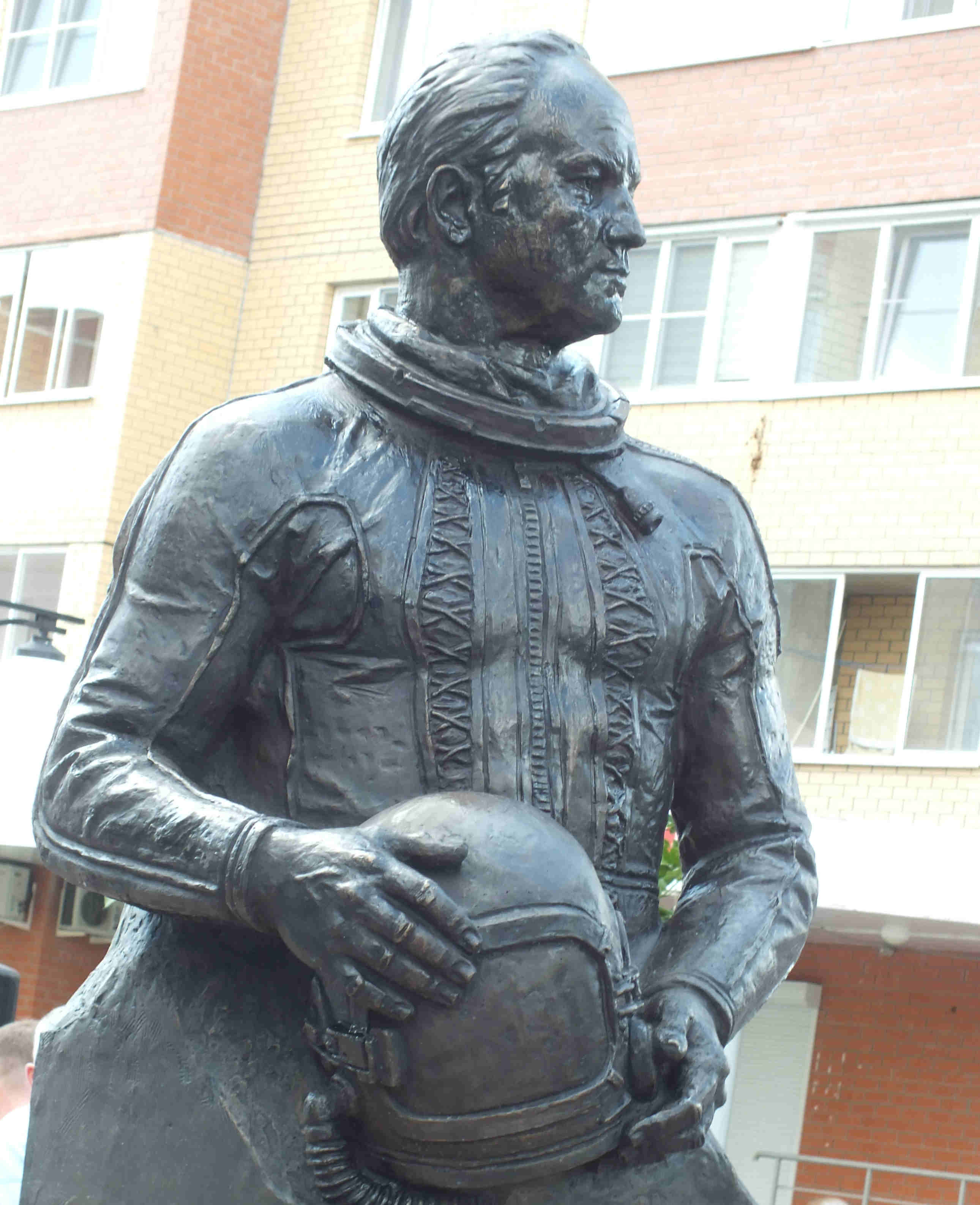 Памятник И. Волку