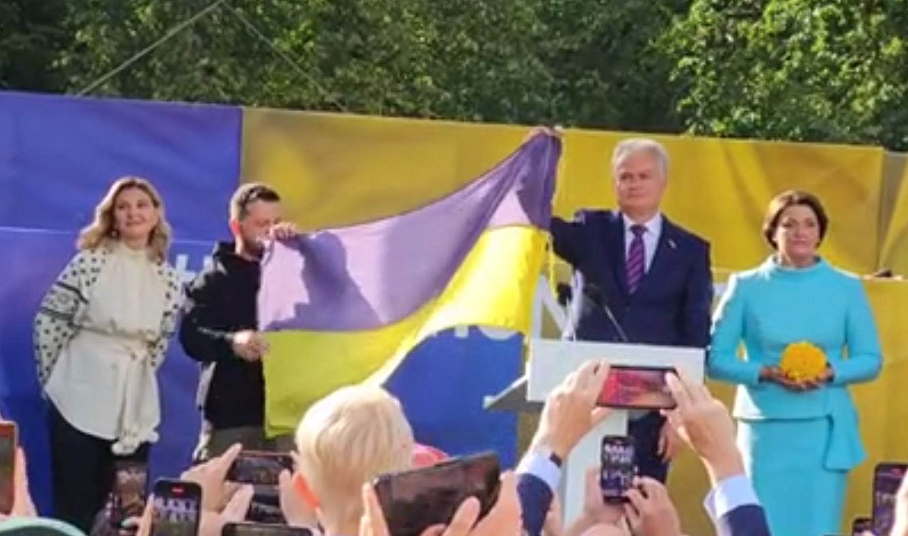 Президент Украины Зеленский привез в Вильнюс флаг из Бахмута