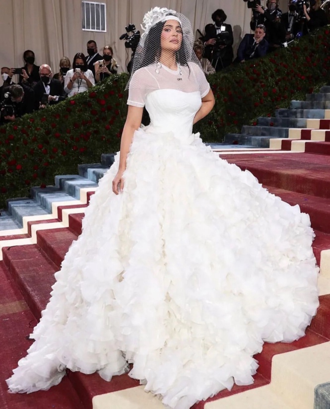 Причудливые наряды звёзд на Met Gala 2022